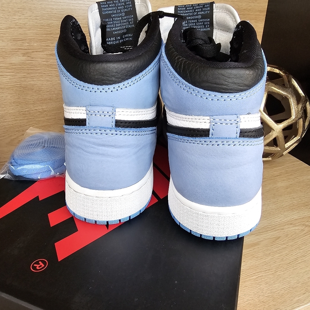 Jordan 1 Retro High OG 4.5 Y - Picture 4 of 11